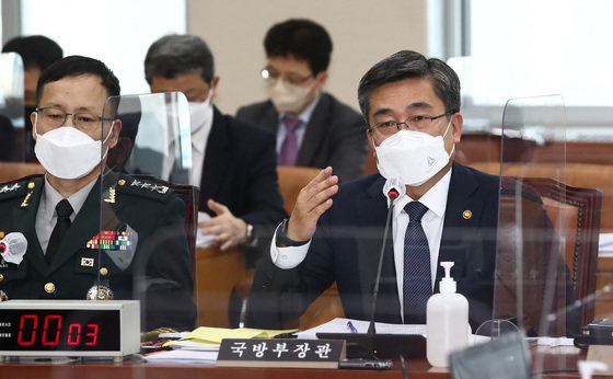 서욱 국방부 장관이 22일 국회에서 열린 국방위원회 전체회의에서 의원들의 질문에 답변하고 있다. 사진공동취재단