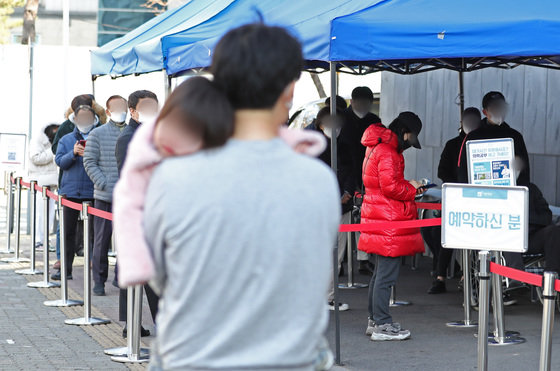 22일 오전 서울 서초구 기쁨병원 호흡기 전담클리닉을 찾은 시민들이 코로나 검사를 받기 위해 줄을 서고 있다. 2022.3.22/뉴스1