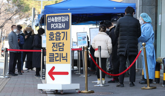 22일 오전 서울 서초구 기쁨병원 호흡기 전담클리닉을 찾은 시민들이 코로나 검사를 받기 위해 줄을 서고 있다. 2022.3.22/뉴스1