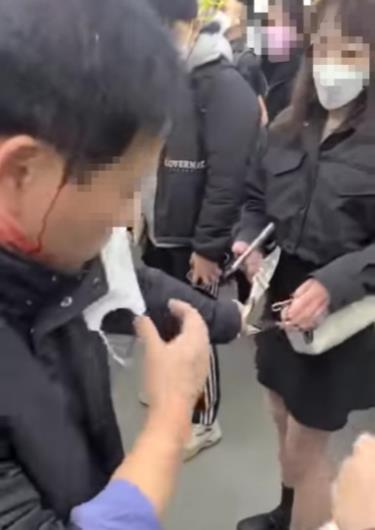 서울 지하철 9호선 전동차에서 20대 A씨가 60대 B씨를 가격하는 모습(유튜브 영상 갈무리)© 뉴스1