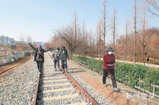 22일 오전 시민들이 서울 구로구의 천왕산 성공회대 순환길과 나란히 뻗은 항동철길 위를 걷고 있다. 천왕산과 성공회대를 감싸고 
도는 2km가량의 순환길은 푸른수목원, 더불어숲길, 구로올레길 등으로도 이어진다. 김동주 기자 zoo@donga.com