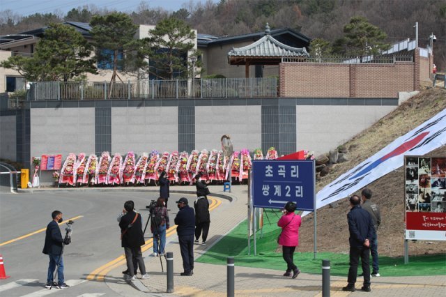 22일 오후 박근혜 전 대통령 지지자들이 대구 달성군 유가읍 쌍계리에 마련된 박 전 대통령 사저 주변을 둘러보고 있다. 박 전 대통령은 24일 삼성서울병원에서 퇴원해 ‘정치적 고향’ 대구로 돌아온다. 달성=뉴스1