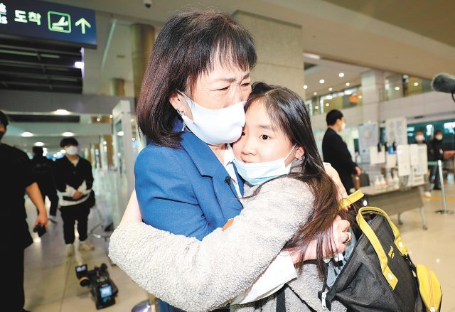 22일 오전 인천국제공항 제1터미널에 도착한 고려인 남아니따 양(오른쪽)이 할머니 남루이자 씨와 포옹하고 있다. 우크라이나 남부 헤르손 지역에 살던 남 양은 러시아의 침공을 피해 이날 한국으로 왔다. 인천=뉴시스