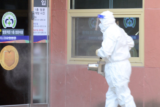 광주 북구 한 요양병원 정문 앞에서 북구보건소 직원들이 소독작업을 하고 있다.2021.12.22/뉴스1