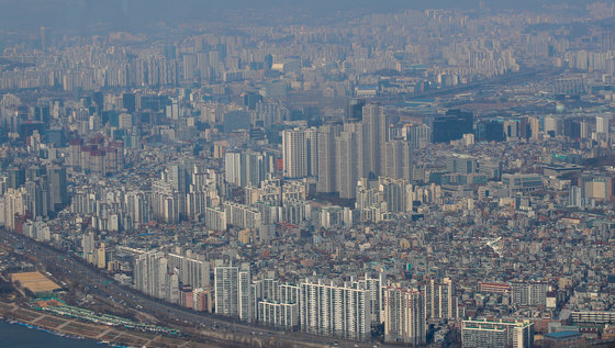 22일 서울 송파구 롯데월드타워 서울스카이에서 바라본 도심 아파트단지. 뉴스1