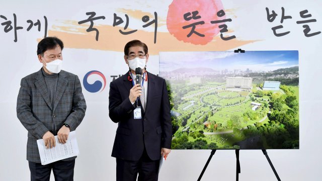 김용현 전 합참 작전본부장이 20일 서울 종로구 한국금융연수원 별관에 마련된 대통령직인수위원회 회견장에서 열린 청와대 대통령 집무실 용산 국방부 청사 이전 관련 기자회견에서 취재진의 질문에 답하고 있다. 사진공동취재단