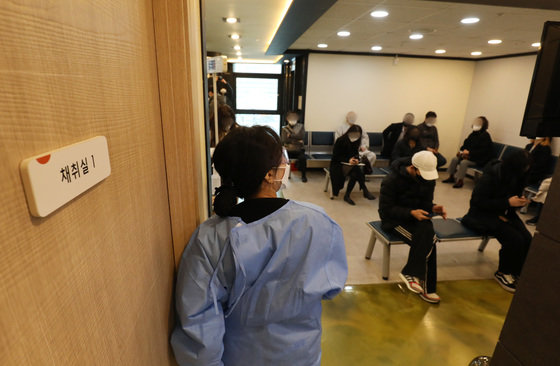 23일 오전 서울의 한 이비인후과에서 시민들이 코로나19 전문가용 신속항원검사 대기를 하고 있다. 2022.3.23/뉴스1