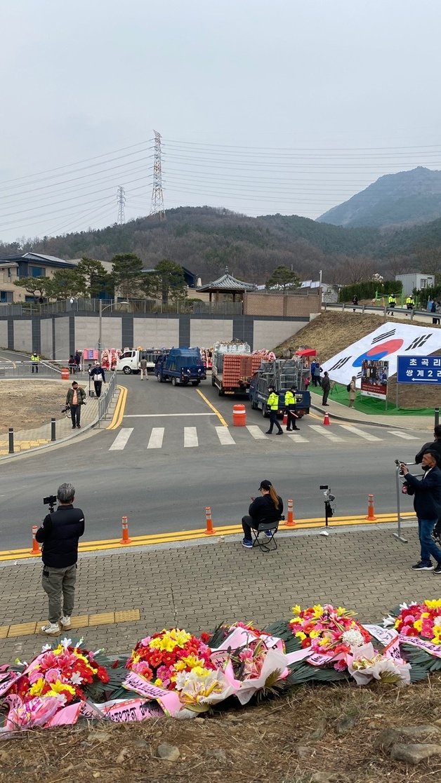 박근혜 전 대통령의 대구 달성군 사저 입주를 하루 앞둔 것으로 알려진 23일 오전 경찰과 지지자들은 만반의 준비를 갖추고 있다. 2022.3.23/뉴스1