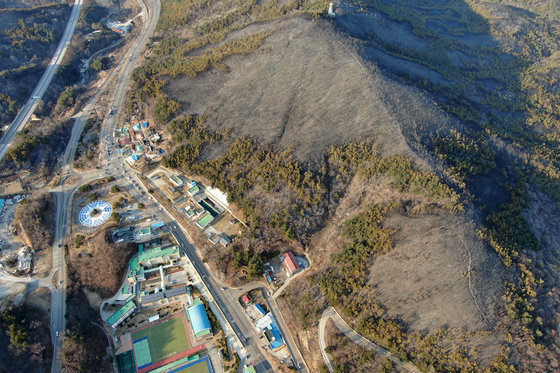 동해안 일대에 산불이 발생한지 사흘째를 맞이한 6일 강원 동해시 묵호동 일대 야산이 불에 타 검게 그을려 있다. 2022.3.6/뉴스1