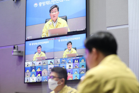 전해철 중앙재난안전대책본부 제2차장(행정안전부 장관)이 21일 오전 서울 종로구 정부서울청사에서 열린 코로나19 중앙재난안전대책본부 영상회의에서 모두발언을 하고 있다. 2022.3.21/뉴스1 © News1