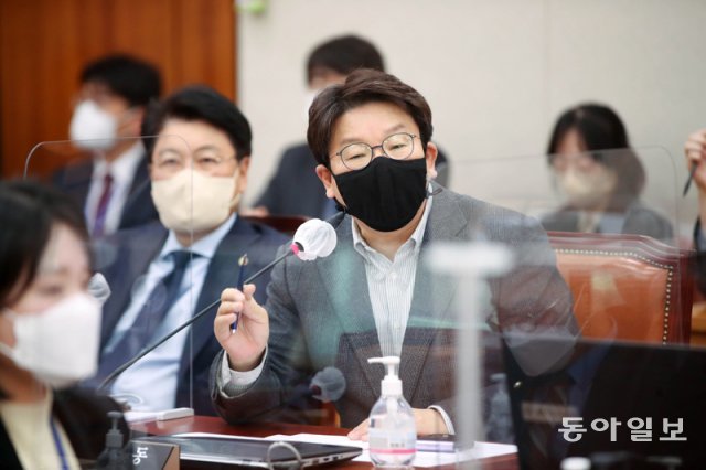 권성동 국민의힘 의원이 25일 서울 여의도 국회에서 열린 법제사법위원회 전체회의에서 질의하고 있다. 2022/02/25 사진공동취재단