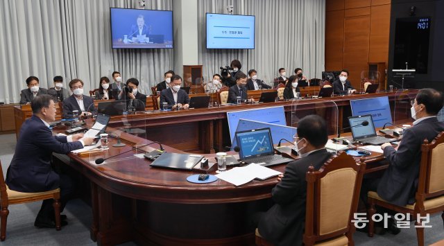 제20대 대통령선거 이후인 이달 14일 청와대 여민관에서 진행된 수석·보좌관회의에서 발언하는 문재인 대통령. 청와대사진기자단