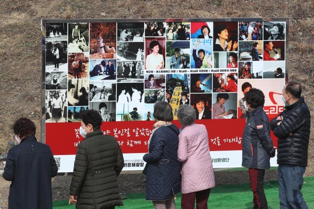 박근혜 전 대통령 귀향과 입주를 하루 앞둔 23일 오후 지지자들이 사저 앞 게시대에 전시된 박 전 대통령 사진을 살펴보고 있다.  대구=뉴스1