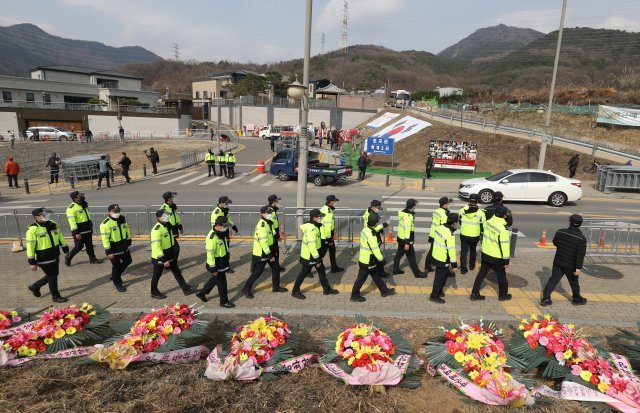 박근혜 전 대통령 귀향과 입주를 하루 앞둔 23일 오후 경찰이 대구 달성군 유가읍 사저 주변에 대한 경비를 강화하고 있다. 대구=뉴스1