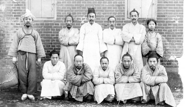 1903년 한성감옥에 수감된 당시 죄수복을 입은 28세의 우남(왼쪽)과 53세의 월남(앞줄 오른쪽에서 두 번째). 독립기념관·이승만기념관 제공