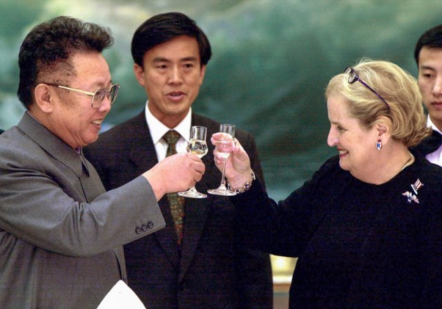 미국 최초의 여성 국무장관인 매들린 올브라이트 전 국무장관이 지병인 암으로 별세했다고 23일(현지시간) 그의 가족이 밝혔다. 향년 84세. 올브라이트 전 국무장관은 미국 장관으로는 처음으로 북한을 방문하기도 했다. 사진은 올브라이트(오른쪽) 전 장관이 2000년 10월 24일 북한을 방문해 김정일 당시 국방위원장과 건배하는 모습. 워싱턴=AP/뉴시스