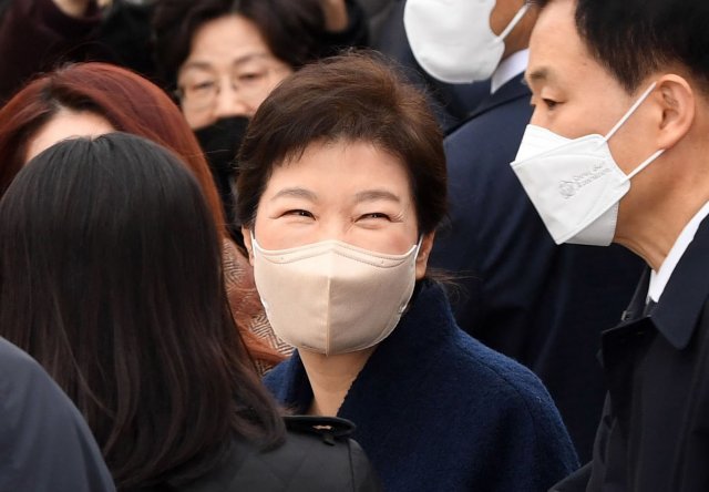 박근혜 전 대통령이 24일 오전 서울 강남구 일원동 삼성서울병원에서 퇴원하며 환하게 웃고 있다. 사진공동취재단