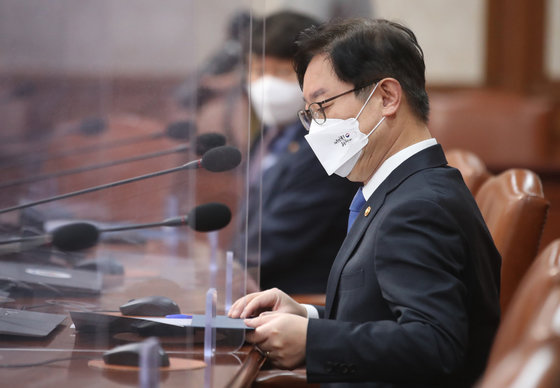 박범계 법무부장관이 15일 오전 서울 종로구 정부서울청사에서 열린 국무회의에 참석해 있다. 2022.3.15/뉴스1 © News1