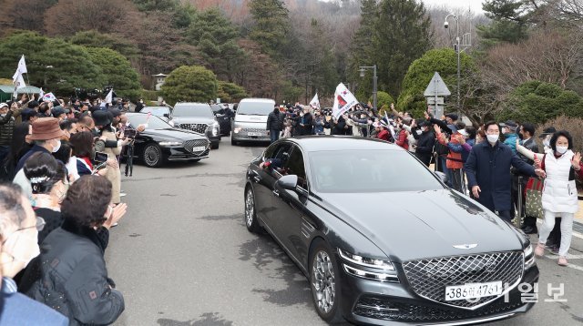 24일 서울삼성병원에서 퇴원한 박근혜 전 대통령이 서울 동작구 국립서울현충원에 도착하자 지지자들이 인사하고있다. 김재명 기자 base@donga.com