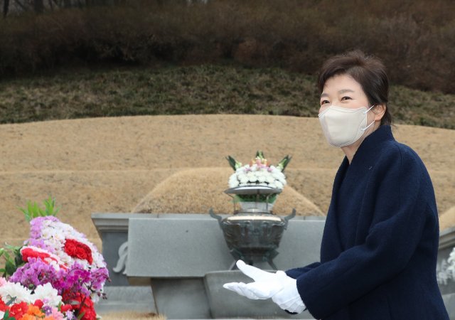 24일 서울삼성병원에서 퇴원한 박근혜 전 대통령이 서울 동작구 국립서울현충원에 안장된 고 박정희, 육영수 대통령 부부 묘역을 찾아 헌화와 분향을 마친 뒤 이동하고있다. ＜사진공동취재단＞