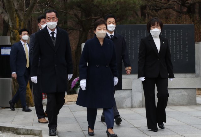 24일 서울삼성병원에서 퇴원한 박근혜 전 대통령이 서울 동작구 국립서울현충원에 안장된 고 박정희, 육영수 대통령 부부 묘역으로 이동하고 있다. ＜사진공동취재단＞