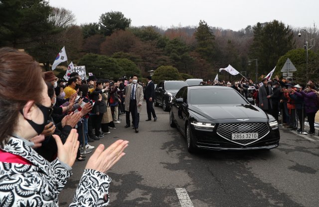 24일 서울삼성병원에서 퇴원한 박근혜 전 대통령이 서울 동작구 국립서울현충원에 안장된 고 박정희, 육영수 대통령 부부 묘역을 찾아 참배를 했다. 지지자들이 대구 달성 사저로 향하는 박 전 대통령에게 인사를 하고있다. ＜사진공동취재단＞