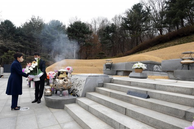 박근혜 전 대통령이 24일 오전 서울 동작구 국립서울현충원을 찾아 고 박정희 전 대통령 내외 묘역에 헌화하고 있다.＜사진공동취재단＞