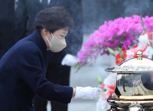 박근혜 전 대통령이 24일 오전 서울 동작구 국립서울현충원에서 부친인 박정희 전 대통령 묘역을 찾아 참배하고 있다. ＜사진공동취재단＞