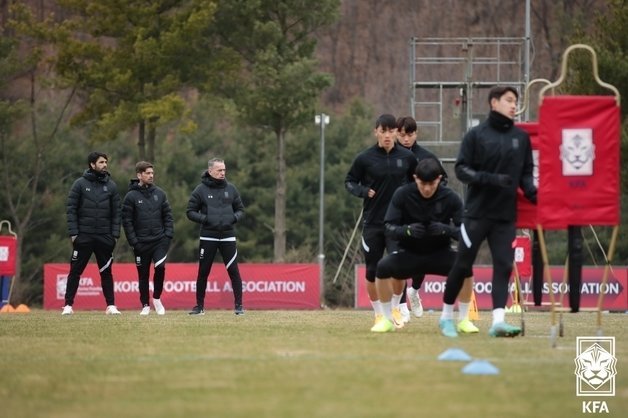 파울루 벤투 대한민국 축구대표팀 감독과 코치진이 23일 경기도 파주 NFC에서 2022 국제축구연맹(FIFA) 카타르 월드컵 아시아 최종예선 이란전을 하루 앞두고 가진 대표팀 공식 훈련을 지켜보고 있다. (대한축구협회 제공) 2022.3.23/뉴스1