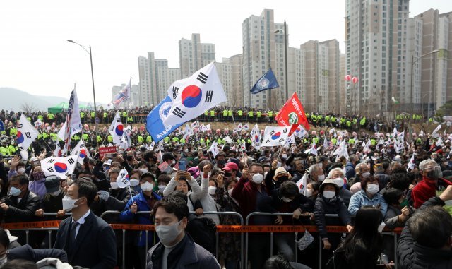 24일 오후 대구시 달성군 박근혜 전 대통령의 사저 앞에 박근혜 전 대통령 환영 인파가 모여있다. 2022.3.24/뉴스1