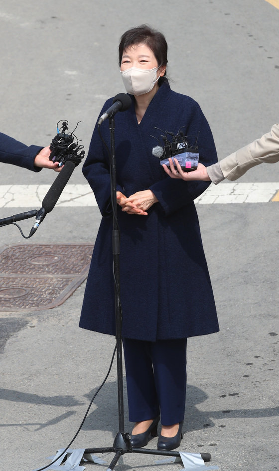 박근혜 전 대통령이 24일 오후 대구 달성군 유가읍 쌍계리 사저 앞에 도착해 대국민 메시지를 발표하고 있다. 사진공동취재단