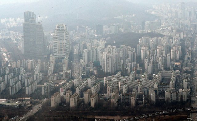 서울 송파구 롯데월드타워 서울스카이에서 바라본 강남구 아파트 단지.뉴스1