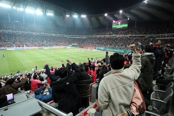 24일 오후 서울 마포구 서울월드컵경기장에서 열린 2022 국제축구연맹(FIFA) 카타르 월드컵 아시아 최종예선 9차전 대한민국과 이란과의 경기에서 손흥민이 선취골을 기록하자 관중들이 기뻐하고 있다. 2022.3.24/뉴스1 © News1