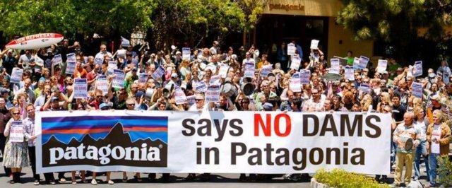 2011년 5월 미 캘리포니아 본사 앞에서 파타고니아 직원들이 칠레 자연보존 지역에서 추진 중인 대형 댐 건설 계획에 반대하는 시위를 펼치고 있다. 출처: 파타고니아 홈페이지