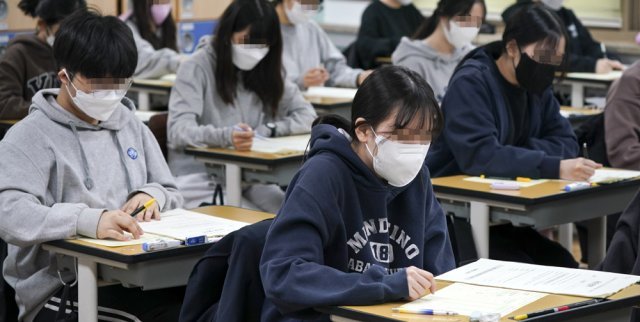 “한 문제라도 더…” 24일 서울 영등포구 여의도여고에서 고3 학생들이 올해 첫 전국연합학력평가에 응시하고 있다. 이날 코로나19 확진으로 격리된 학생을 위한 ‘전국연합학력평가 온라인 시스템’ 홈페이지가 오전 8시 40분 국어 시험 시작과 동시에 마비돼 2시간가량 먹통이 됐다. 사진공동취재단