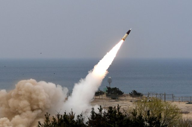 합동참모본부가 24일 북한 ICBM 발사에 대응해 오후 4시25분부터 동해상에서 합동 지해공 미사일을 발사하고 있다. 2022.03.24 합동참모본부 제공