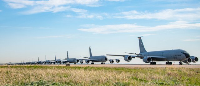 미국 공군 KC-135, KC-46 공중급유기, C-17 수송기 등 대형 공중지원기 29대가  미국 오클라호마주 앨터스 공군기지에서 ‘엘리펀트 워크’ 훈련을 하고 있다. 코끼리 무리가 일렬로 걷는 모습처럼 항공기들이 활주로에 늘어선 뒤 최단 시간에  이륙하는 훈련이다. 2021.04.19  미국 공군 홈페이지