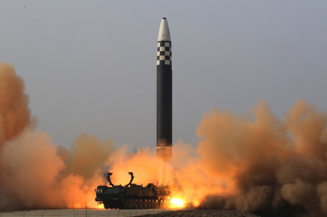 북한, 4년여만에 ICBM ‘화성-17형’ 
북한 노동당 기관지 노동신문은 25일 전날 발사한 미사일이 신형 대륙간탄도미사일(ICBM)인 ‘화성-17형’이라고 밝혔다. 평양=노동신문/뉴스1