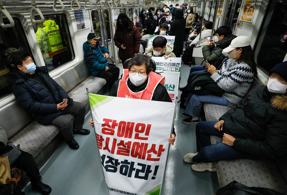 전국장애인차별철폐연대 회원들이 지하철에서 시위하고 있다. 뉴스1 DB ⓒ News1