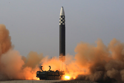 북한, 4년여만에 ICBM ‘화성-17형’ 북한 노동당 기관지 노동신문은 25일 전날 발사한 미사일이 신형 대륙간탄도미사일(ICBM)인 ‘화성-17형’이라고 밝혔다. 평양=노동신문/뉴스1