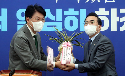 박홍근 신임 민주당 원내대표가 25일 오전 국회에서 장제원 대통령 당선자 비서실장의 예방을 받고 있다. 사진공동취재단