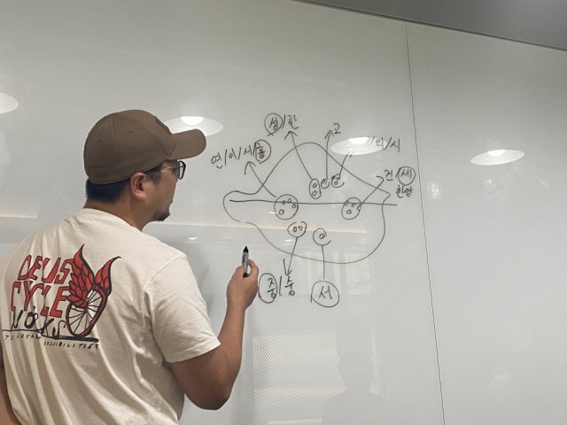 서울시에 위치한 주요 대학교를 그리며 설명하고 있는 임규형 팀장, 출처: 집토스