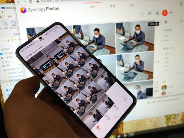 ‘시놀로지 포토’를 이용, 스마트폰의 사진을 간단히 NAS로 백업할 수 있다 (출처=IT동아)