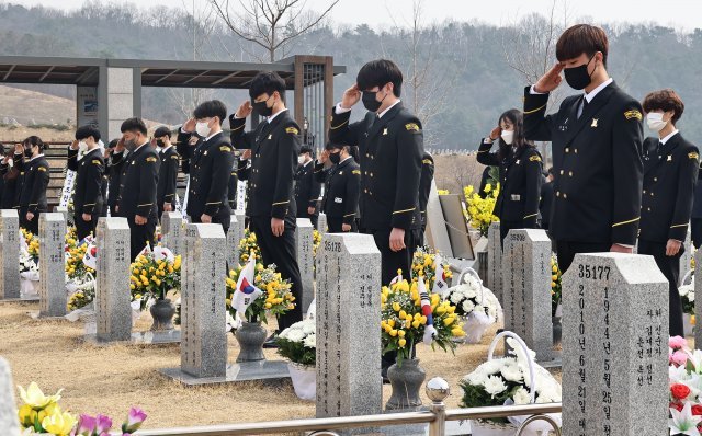 제7회 서해수호의 날인 25일 국립대전현충원 천안함 46용사 묘역을 찾은 대덕대학고 국방해양부사관과 학생들이 참배하고 있다. 사진공동취재단