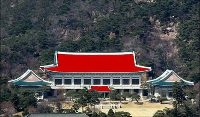 더불어민주당 정청래 의원이 25일 페이스북에 올린 사진. 청와대 지붕이 빨간색으로 칠해져 있다.