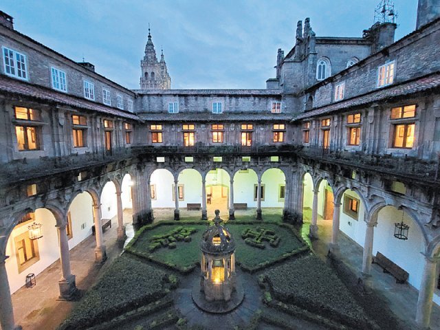 산티아고 대성당 앞 ‘로스 레예스 카톨리코스 호스텔’. 중세시대 순례자 병원을 개조한 5성급 국영 파라도르 호텔이다.
