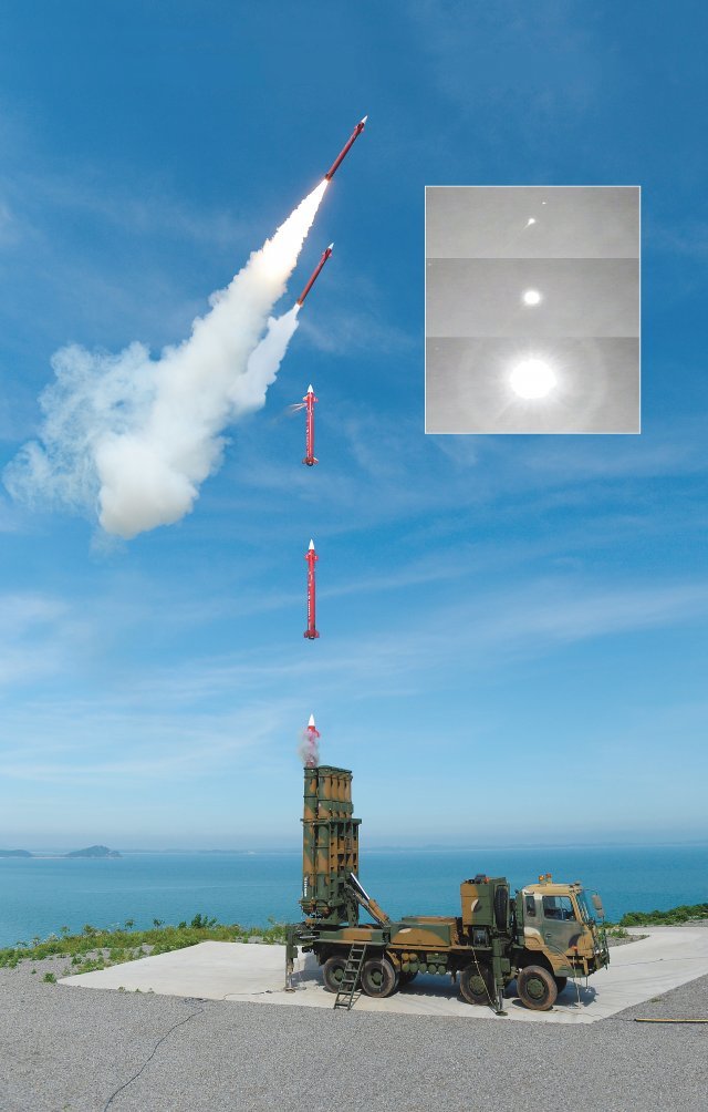 국산 요격미사일인 천궁-II의 발사 연속 장면과 요격 장면. LIG넥스원 제공