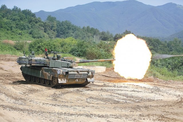 국내 기술로 개발된 육군 K-2 전차의 122mm 주포 사격 장면. 현대로템 제공