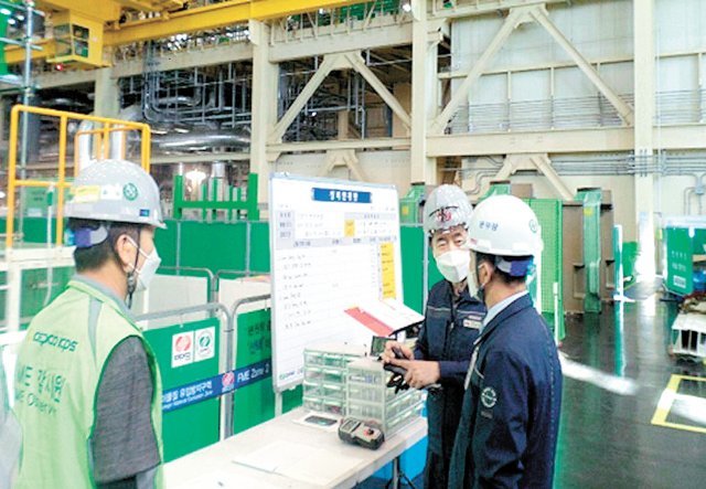 한전KPS 임원진이 발전소 현장점검을 하고 있다.한전KPS 제공