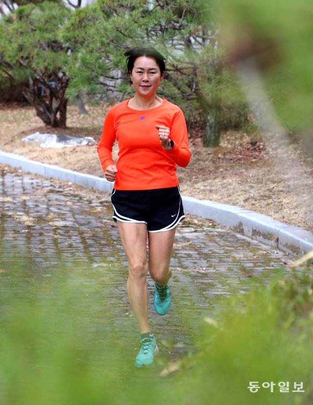 예진희 교수가 경기 용인예술과학대 교정을 달리고 있다. 예 교수는 8년 전 남편의 권유로 본격적으로 달리기 시작해 요즘도 주당 3~4일, 30~40km를 달리고 있다. 용인=이훈구 기자 ufo@donga.com